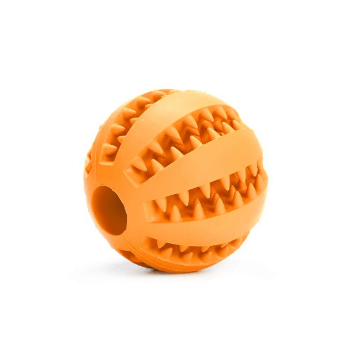 Bola de borracha na cor laranja para cachorros, com textura que inclui picos e faixas entrelaçadas. Possui uma abertura lateral, funcional para rechear com petiscos, ideal para jogos interativos e para manter a saúde dental dos cães.