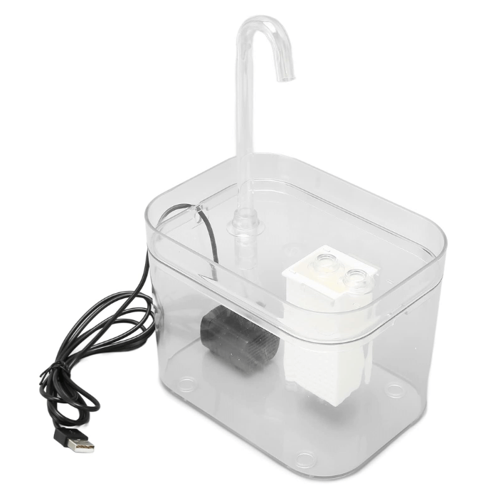 Fonte de água para gatos transparente desmontada, com o cabo USB e o mecanismo da bomba visíveis. A fonte possui uma torneira transparente e um compartimento que parece conter um filtro. O design é simples e funcional, permitindo fácil acesso para limpeza e manutenção, e o cabo USB sugere que é um dispositivo elétrico que pode ser facilmente conectado para uso.