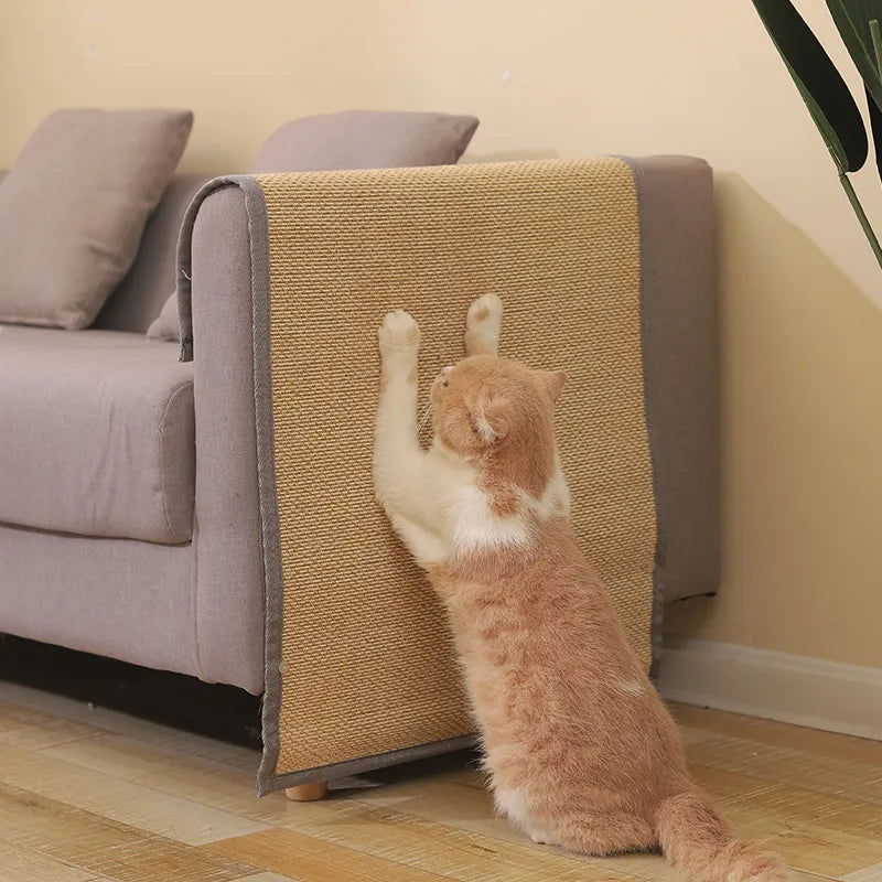 Nesta foto, vemos um gato de pelo curto e cor creme afiando suas garras em um arranhador vertical preso a um sofá de cor cinza. O arranhador parece ser feito de sisal, um material bastante resistente e atraente para os gatos, que permite que eles marquem o território e cuidem das garras de forma segura e adequada. 