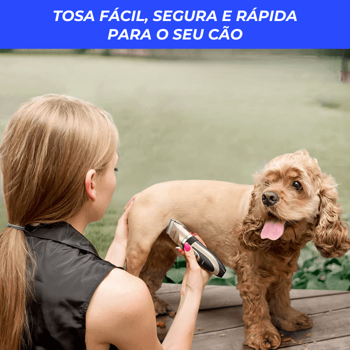 magem publicitária de uma máquina de tosa sendo utilizada em um cachorro por uma pessoa. O texto acima diz 'TOSA FÁCIL, SEGURA E RÁPIDA PARA O SEU CÃO'. A imagem mostra uma mulher de cabelos loiros presos e vestindo uma blusa preta sem mangas tosando um cachorro da raça Cocker Spaniel, que parece calmo e com a língua para fora, o que frequentemente indica um comportamento relaxado em cães. O ambiente é ao ar livre, provavelmente um jardim ou parque, com grama verde ao fundo.